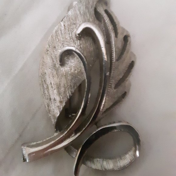 Brushed Silver Tone Leaf Pin Brooch - Picture 3 of 6